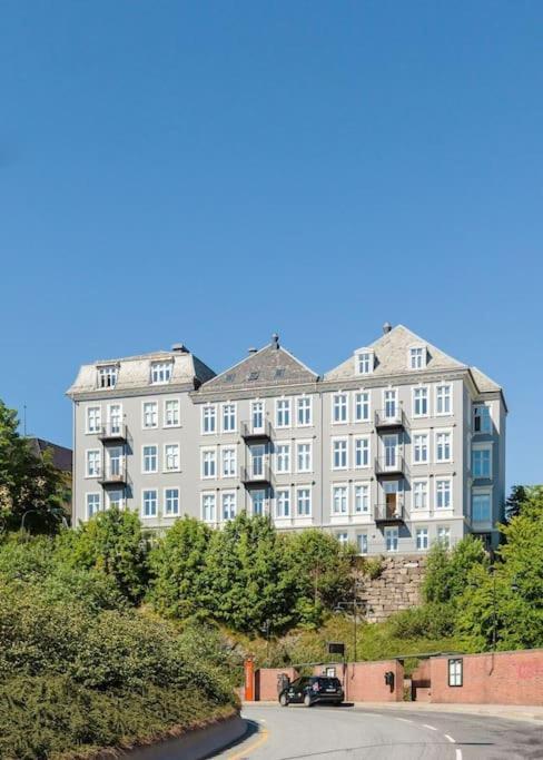 Elegant Bergen City Center Apartment - Ideal For Business Or Leisure Travelers Екстериор снимка